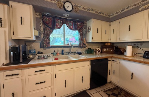 Hardy House | Old Hardy Town - Large Victorian-Style 4 Bedroom Home - Near Spring River