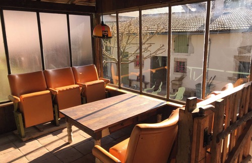 Etrigny Apartment | Old house in a shady courtyard. Right next to hiking trails.