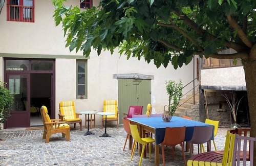 Etrigny Apartment | Old house in a shady courtyard. Right next to hiking trails.