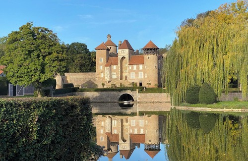 Etrigny Apartment | Old house in a shady courtyard. Right next to hiking trails.