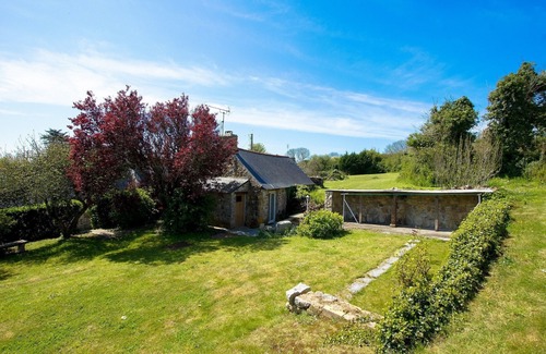 Crozon House | Old house near beach between Crozon Camaret Wifi calm bright garden