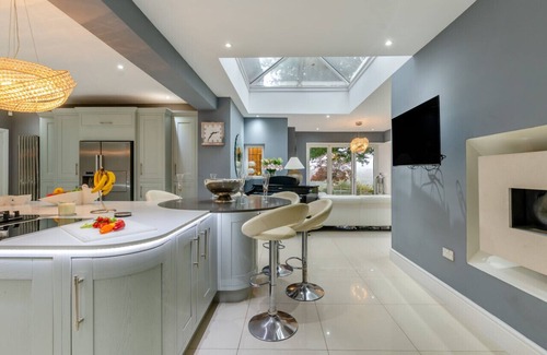 Maidstone House | Old Lakenham - Five Bedroom House, Sleeps 14