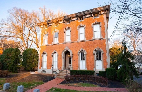 Licking Riverside Apartment | Old Money Historic Retreat - Walk to Stadiums and Downtown.
