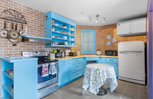 Cite Multimedia Apartment | Old Montréal's Friends-themed Haven