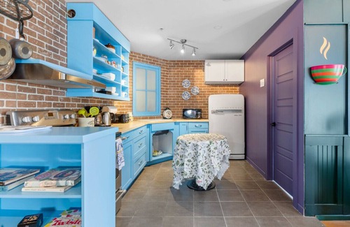 Cite Multimedia Apartment | Old Montréal's Friends-themed Haven