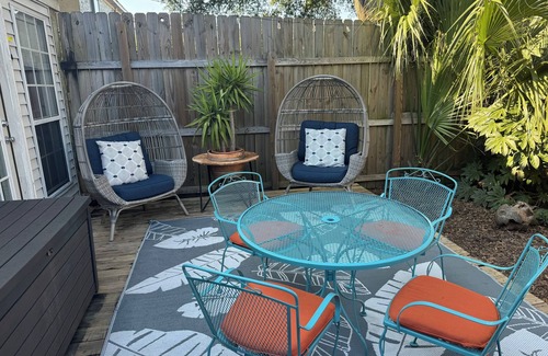 Old Village House | Old Mt Pleasant Oasis, 5 Min to Sullivans Island