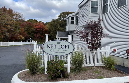 Mystic - New London Apartment | OLD Net Loft of Stonington “F” Mystic/Stonington
