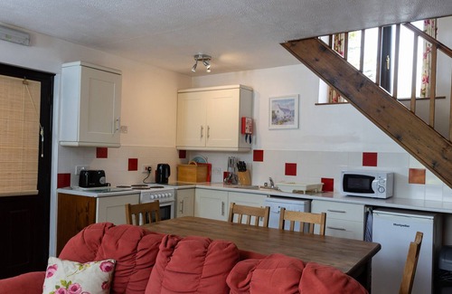 Torrington Cottage | OLD NOG COTTAGE, pet friendly, with pool in Torrington