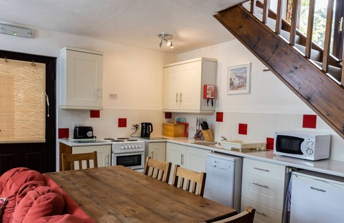 Torrington Cottage | OLD NOG COTTAGE, pet friendly, with pool in Torrington