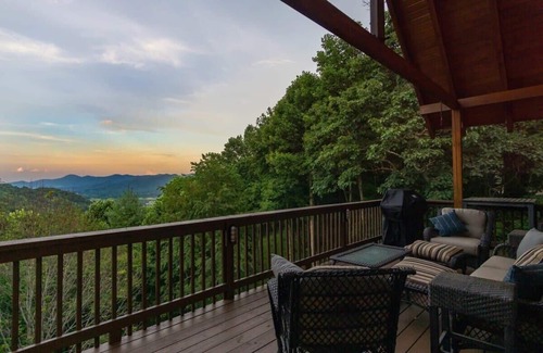 Waynesville House | Old Oak Lodge~ Dreamy Mountain Getaway~ Hot Tub