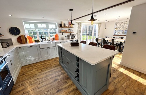 Middlemarsh Cottage | OLD POST OFFICE, pet friendly, with hot tub in Sherborne