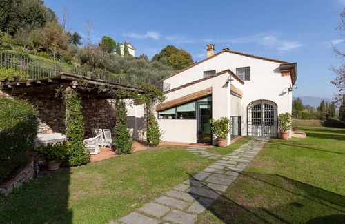 Monte San Quirico Villa | Old restored lemon house near the center