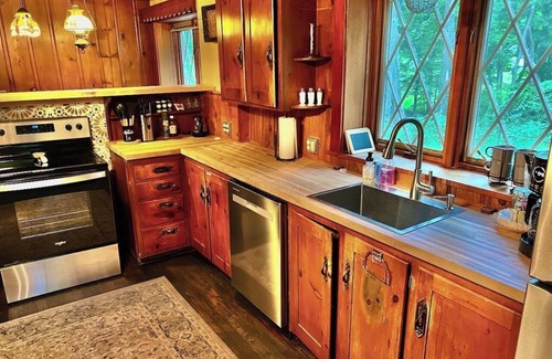 Mansfield House | Old School 7 - Charming 2-bedroom historic home in welcoming Mansfield