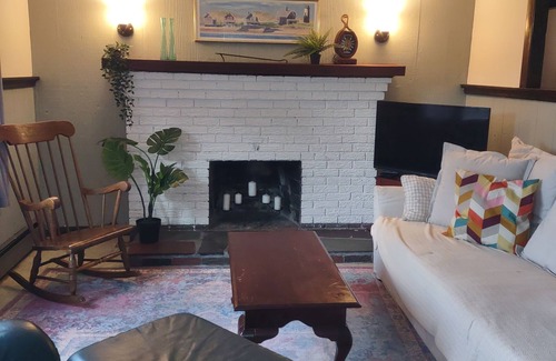 White Island Shores House | Old school family fun on the lake! Sleeps 10, lake access, large deck with BBQ