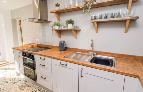 Alnmouth Cottage | OLD STABLE COTTAGE, pet friendly, country holiday cottage in Alnmouth