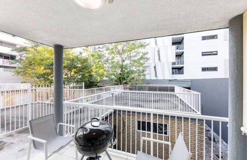 South Brisbane Apartment | Old Time Charm! Carpark+Wifi, Central BNE 2BR Apt