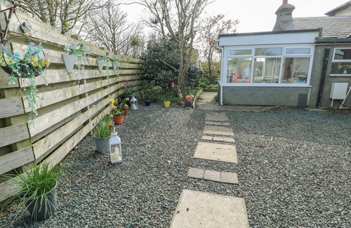 Malltraeth Cottage | OLD TOLLGATE, pet friendly, character holiday cottage in Llangefni