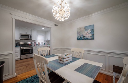 Old Town Alexandria House | Old Town Alexandria King St Historic Off Street Parking 99% Walk Score Suite