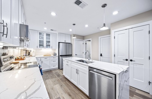 Old Town Alexandria House | Old Town Alexandria NEW Modern "5 Min Walk to Metro" 2 Bed 2.5 Bath Free Parking