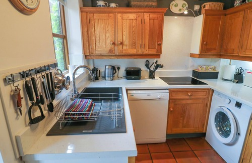 Stratford-upon-Avon Cottage | OLD TOWN COTTAGE, pet friendly, with open fire in Stratford-Upon-Avon