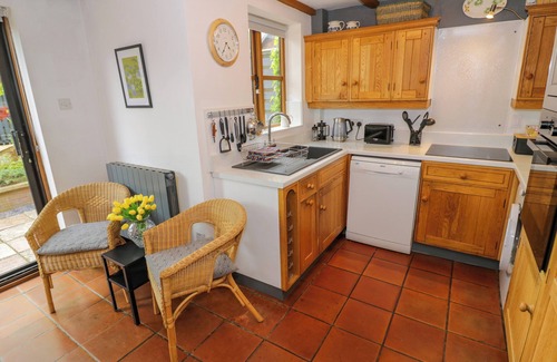 Stratford-upon-Avon Cottage | OLD TOWN COTTAGE, pet friendly, with open fire in Stratford-Upon-Avon