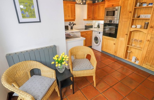 Stratford-upon-Avon Cottage | OLD TOWN COTTAGE, pet friendly, with open fire in Stratford-Upon-Avon