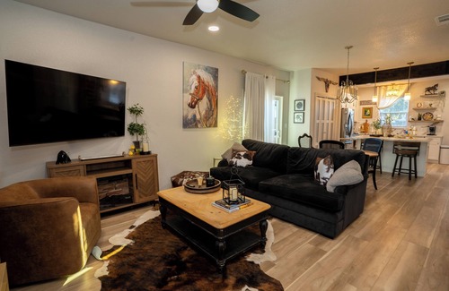 Clovis Cottage | Old Town Clovis, walk to town & Rodeo. Old time charm with brand new amenities