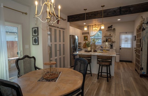 Clovis Cottage | Old Town Clovis, walk to town & Rodeo. Old time charm with brand new amenities