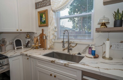 Clovis Cottage | Old Town Clovis, walk to town & Rodeo. Old time charm with brand new amenities