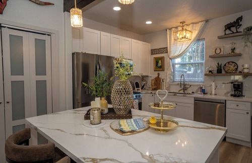 Clovis Cottage | Old Town Clovis, walk to town & Rodeo. Old time charm with brand new amenities