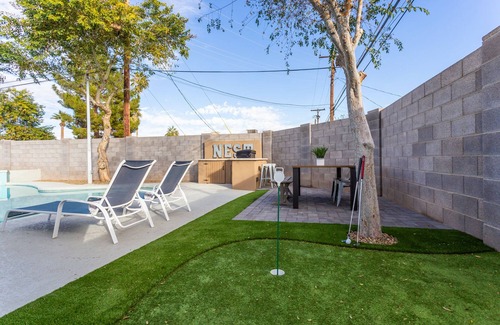 New Papago Parkway House | Old Town! - Sleeps 16, w/9 beds! + Pool + Firepit + BBQ +Putting Green