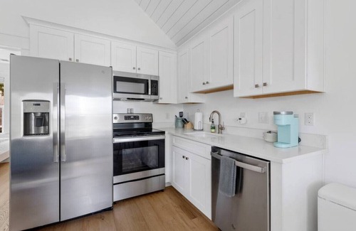 Old Village House | Old Village Guest House - 5 Mins to the Beach!