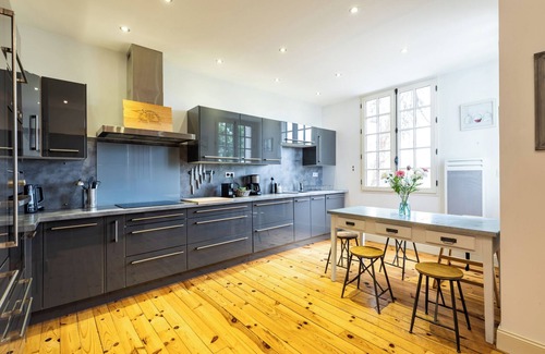 Saint-Emilion Villa | Old wine chateau with all comfort overlooking the vineyards of Saint-Emillion.