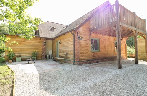 Lincoln Cottage | OLD WOOD COACH HOUSE, pet friendly, with open fire in Skellingthorpe