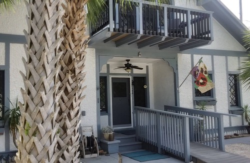 Edgewater House | Old World Charm.Minutes to the beach and Canal Street in New Smryna Beach