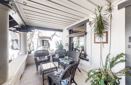 East Beach House | Old Yacht Club Inn All-Suite Getaway - 1 Block to East Beach, Walk Everywhere