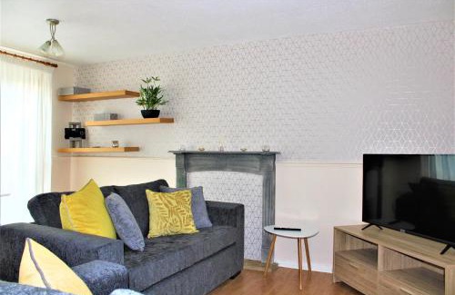 Milton Keynes House | Oldbrook BUDGET FRIENDLY 3 Bedroom House Sleeps 6 FREE PARKING and NETFLIX