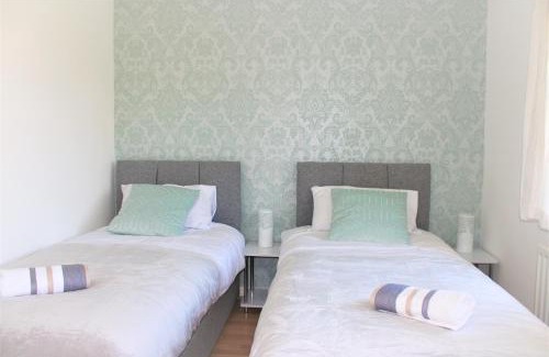 Milton Keynes House | Oldbrook BUDGET FRIENDLY 3 Bedroom House Sleeps 6 FREE PARKING and NETFLIX