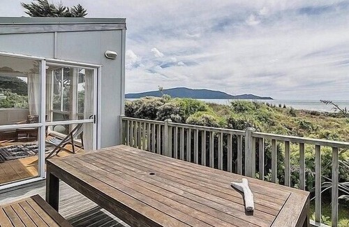 Waikanae Cottage | OLDE BEACH PEARL - WAIKANAE BEACH BACH in Waikanae Beach