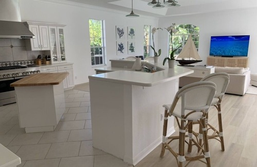 Old Naples House | Olde Naples Luxury Home 10 Houses from the Beach