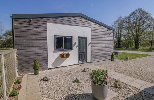Kineton Cottage | OLDWYCHE BARNS, pet friendly, with a garden in Kineton
