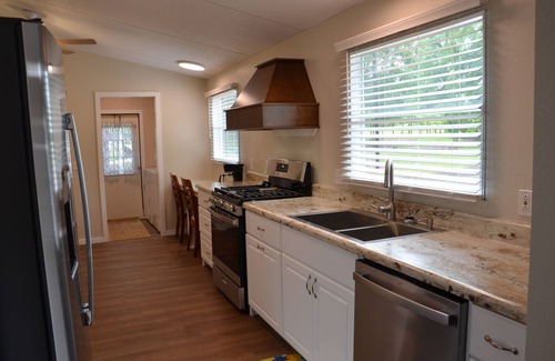 Abbeville House | Ole Blue's House-AL Lake rental for fishing, boating, & relaxing. Dog friendly!