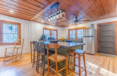 Rocky Bottom House | Ole Blue - Table Rock, Sassafras, Lake Keowee, Lake Jocassee.