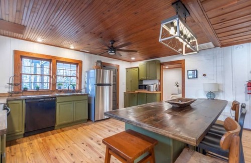 Rocky Bottom House | Ole Blue - Table Rock, Sassafras, Lake Keowee, Lake Jocassee.