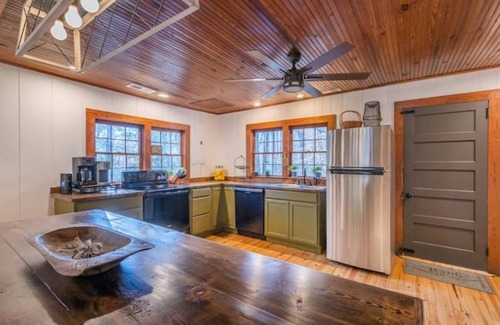 Rocky Bottom House | Ole Blue - Table Rock, Sassafras, Lake Keowee, Lake Jocassee.