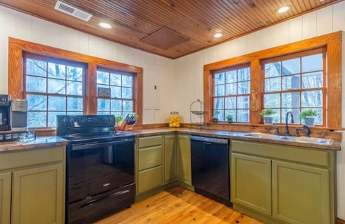 Rocky Bottom House | Ole Blue - Table Rock, Sassafras, Lake Keowee, Lake Jocassee.