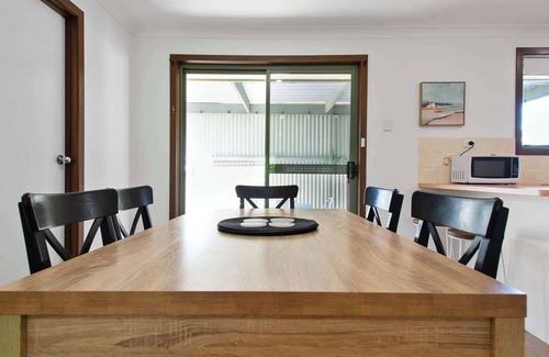 Lake Albert House | Oleander Cottage - Cosy Ambience, Pets Allowed