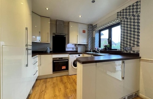North Stifford House | Olive 3-4 Bed House, Sleeps 9, Free Parking, Grays