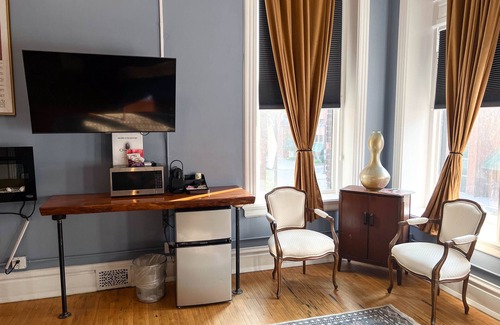 Downtown - Waterfront House | Oliver Inn | Suite 16 | Chester & Clara Congdon