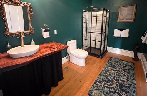 Downtown - Waterfront House | Oliver Inn | Suite 16 | Chester & Clara Congdon